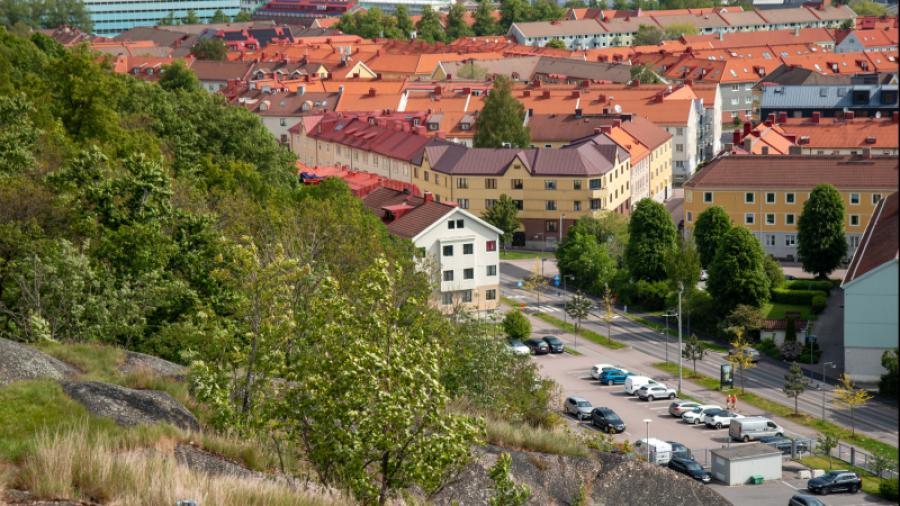 Vy över Brämaregården, där gaveln på BRF Svetsens hus syns i mitten. 